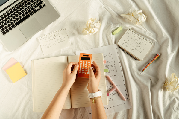 Personne entrain de faire des calculs
